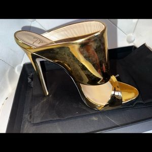 Giuseppe Zanotti size 38 NEVER WORN